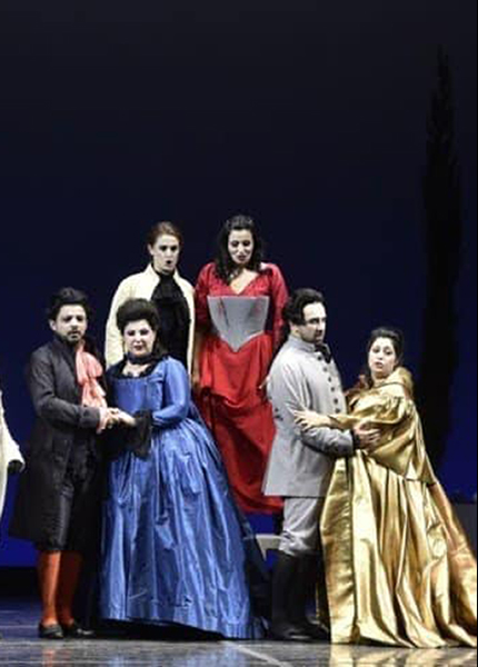 Nella foto sono rappresentati al centro i protagonisti a sinistra Conte ( salvatore Grigoli ) e la Contessa ( Marta Mari) a destra Figaro ( Nicola Ziccardi) e Susanna( Giulia de Blasis).
     In questa scena i protagonisti sono circondati da altri personaggi dell’opera, precisamente siamo all’ultima scena il concertato finale dell’opera.